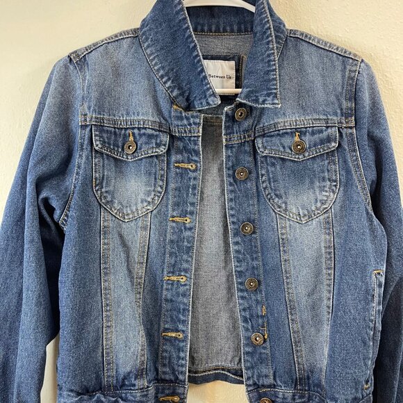 The Style Between Us Womens Medium Classic Blue Denim Jacket With Button Front - Picture 4 of 11